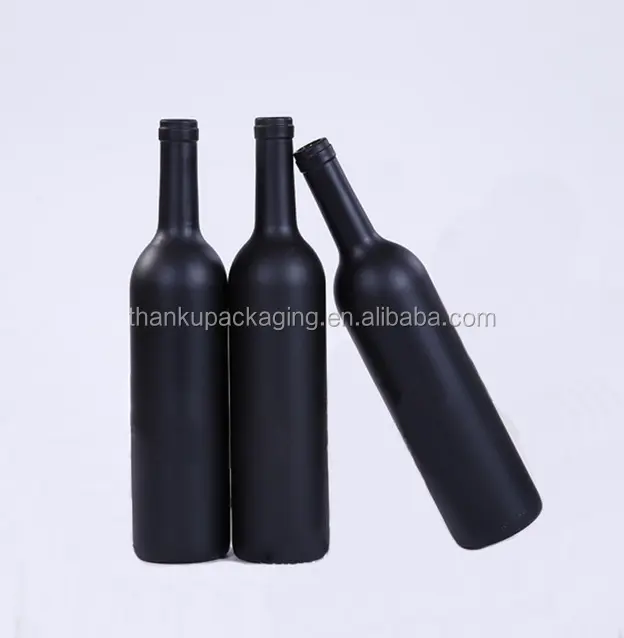 Mat zwart en heldere zwarte wijn flessen voor wijn elegante klassieke