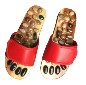 女性 Shiatsu 按摩拖鞋在天然石材为足部足底几十穴位反射疗法