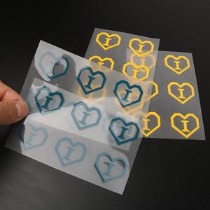 Étiquettes personnalisées en caoutchouc, avec Logo surélevé 3D en forme de cœur coloré, transfert de chaleur, pour T-shirts, vente en gros, pièces - Product Image 3