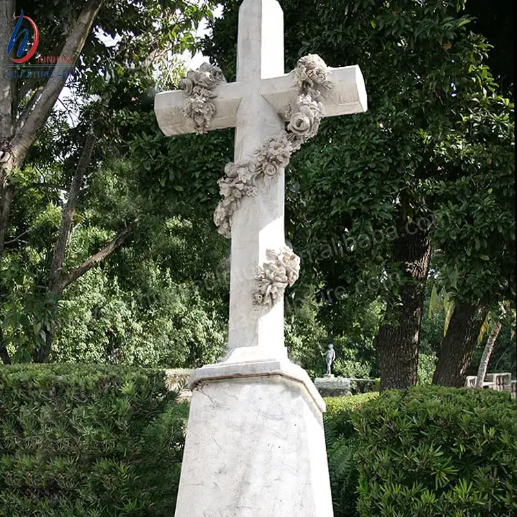 花の墓地と白い大理石の十字架の墓石