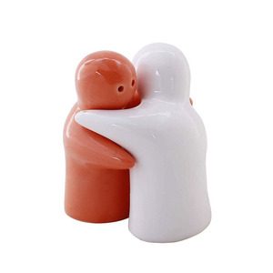 Cadeau de mariage, salière et poivrière en céramique personnalisées, mignonnes, avec un baiser et une étreinte - Product Image 1