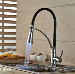 Lüks LED ışık rotasyon mutfak musluk tek kolu mutfak sıcak ve soğuk su musluk bataryası krom kaplama
