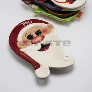 Assiette en céramique en forme de père noël avec caractéristiques faciales détaillées chapeau rouge et expression joyeuse décor de table de vacances - Product Image 1