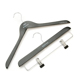 LINDON <span class=keywords><strong>Lipu</strong></span> Cintres en bois noir haut de gamme avec logo personnalisé pour vêtements et costumes - Product Image 1
