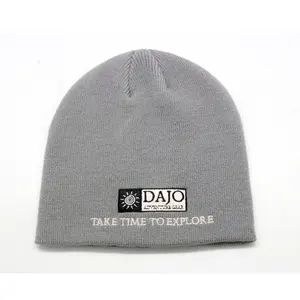 Vendita calda cappelli beanie per bambini/adulti 2022 berretto lavorato a maglia personalizzato grigio tinta unita con logo etichetta tessuta