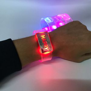 Articoli incoraggianti per concerti di musica per feste di capodanno braccialetto a luce lampeggiante a LED braccialetti a LED in PVC colorato Happy Light Up - Product Image 5