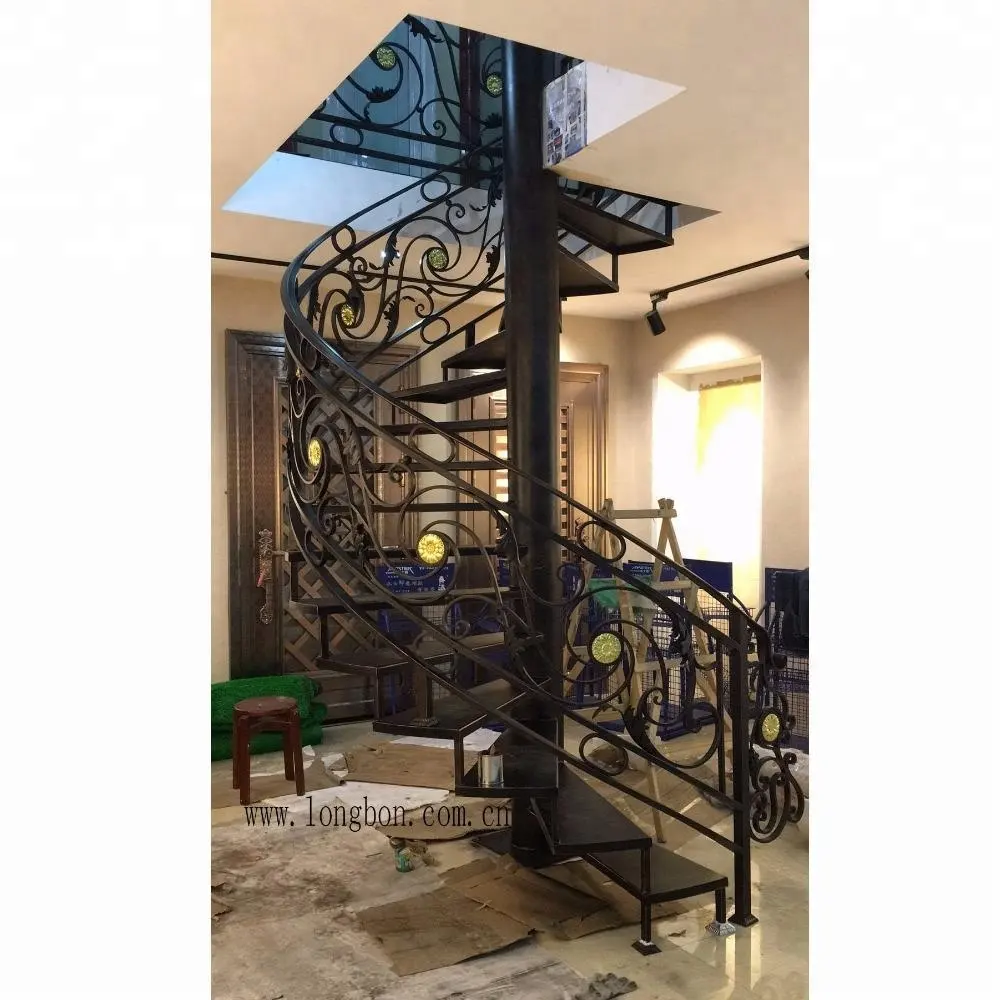 Escalera en espiral de hierro forjado, diseño de barandilla