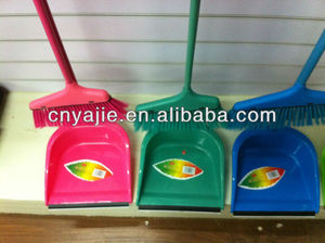 pío de plástico de uso en el hogar de mango largo con recogedor y escoba - Product Image 1