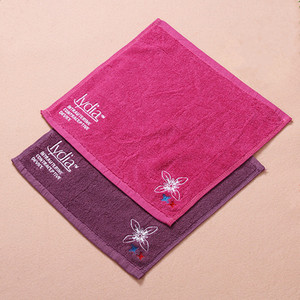 Asciugamano in cotone 100% quadrato <span class=keywords><strong>fucsia</strong></span> tinto in tinta unita con ricamo - Product Image 1