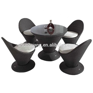 <span class=keywords><strong>Table</strong></span> à manger en rotin PE noir, <span class=keywords><strong>table</strong></span> d'extérieur en <span class=keywords><strong>osier</strong></span> avec coussin en vente - Product Image 2