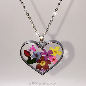 Colgante de capullo de Rosa pequeño en forma de corazón Artesanía de flores secas naturales para joyería de aniversario - Product Image 1
