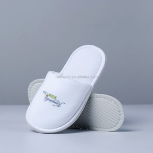 Pantoufles d'intérieur brodées de fantaisie, chaussons mignons pour hôtel - Product Image 1