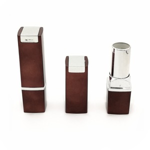 Bán Buôn Rỗng Lipstick Ống Bao Bì Matte Màu Đen Lipgloss Trường Hợp Với Màu Vàng Ống Làm Cho Son Môi Của Riêng Bạn - Product Image 6