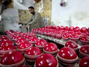 Pelotas de Cricket Waziz de Cuero Genuino Hechas en Pakistán - Product Image 4