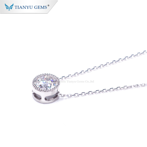 Collana Solitario Tianyu PT950 in Platino con Pendente Moissanite Incolore OEC da 8mm e <span class=keywords><strong>Zaffiro</strong></span>, Placcata Argento con Incassatura a Castone - Product Image 2