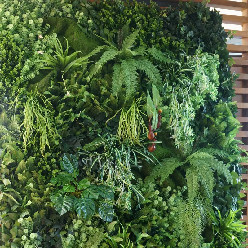 Gebouw en tuin decor verticale groene hedge planten muur kunstmatige hadge fencxe plastic panelen foer muren verticale tuin