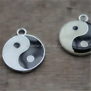 Yin e yang pingente de esmalte preto e branco 20x20mm, tom de prata