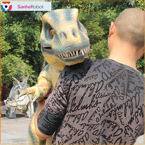 Marionnette à main animatronique réaliste Triceratop et Velociraptor accessoires de modèle pour enfants marionnette de dinosaure pour bébé - Product Image 1