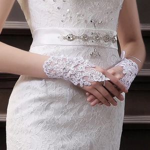 Gants de mariée en dentelle sans doigts, style nouveau et exquis - Product Image 2