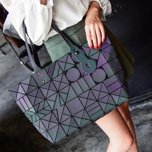 Borsa da <span class=keywords><strong>Donna</strong></span> in Pelle PU con Fodera Luminosa, Design Casual con Motivo Geometrico a Reticolo, Riflettente, Leggera, con Cerniera, Impermeabile in Poliestere - Product Image 4