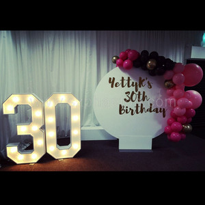 Decorazioni per Festa di Compleanno 30 Anni, Lettere e Numeri Giganti in Metallo con Luci LED, Alimentazione AC per Decorazioni di Compleanno - Product Image 2