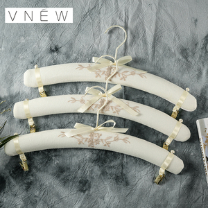 Trắng Tùy Chỉnh Thêu Vải Móc Áo <span class=keywords><strong>Satin</strong></span> Quần Áo Móc Treo - Product Image 3