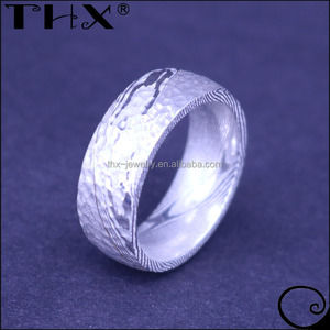 Bague pour homme en acier damas martelé pur, unique et sur mesure, bague éternelle pavée en acier damas martelé à grains de mode - Product Image 4