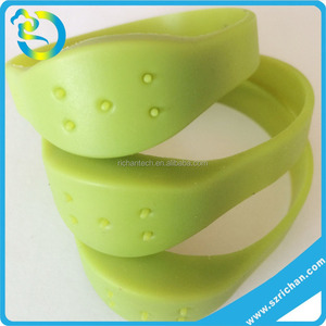 Braccialetto Antizanzare Funzionale dal Design Classico per la Stagione Estiva - Product Image 1