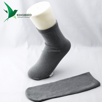 Chaussettes d'hiver OEM jetables respirantes en polyester tissé à motif à pois antidérapantes avec logo sur le dessous pour hommes, confortables en vol