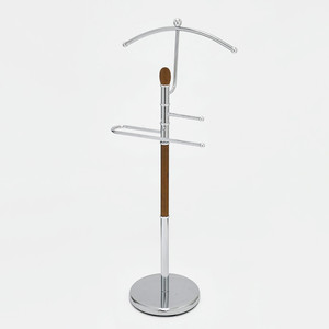 Estante de exhibición de traje cromado de diseño vanguardista - Product Image 4