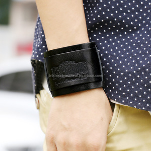 Brede Punk Ontwerp Reliëf Logo <span class=keywords><strong>Tribal</strong></span> Lederarmband Voor Mannen Lederen Armband