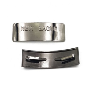 Chất Lượng Cao Uốn Cong Loại Và Die Cast Phong Cách Nổi Nickel Đen Tùy Chỉnh Hat Kim Loại Tên Tấm Logo - Product Image 1