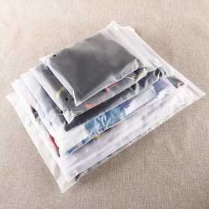 Sacs en plastique givrés en PE avec fermeture éclair coulissante pour vêtements, sacs d'emballage personnalisés pour T-shirts, vente en gros - Product Image 2