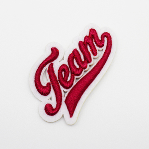 Parche bordado de <span class=keywords><strong>Color</strong></span> liso con letras 3D personalizadas al por mayor para decoración de ropa letras bordadas en caliente - Product Image 3