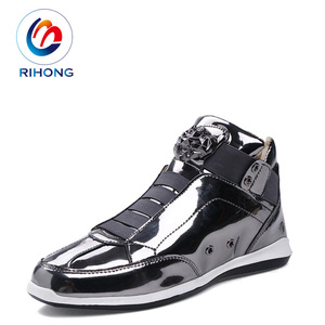 Nueva llegada anti-slip de cuero de suela de goma de oro barco brillante zapatos para hombres