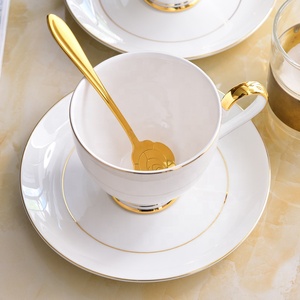 Bordo oro Bone China 200ml <span class=keywords><strong>tazze</strong></span> <span class=keywords><strong>da</strong></span> caffè e piattino <span class=keywords><strong>porcellana</strong></span> tazza <span class=keywords><strong>da</strong></span> tè piatto con il tuo logo - Product Image 2