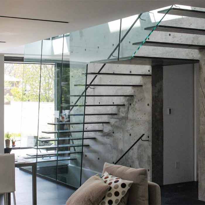 Бескаркасные стеклянные перила для лестницы из красного дуба