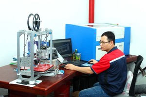 Máquina de cabezal de bordado computarizado único para el copete de la camiseta de espacios de prendas terminado el bordado - Product Image 4