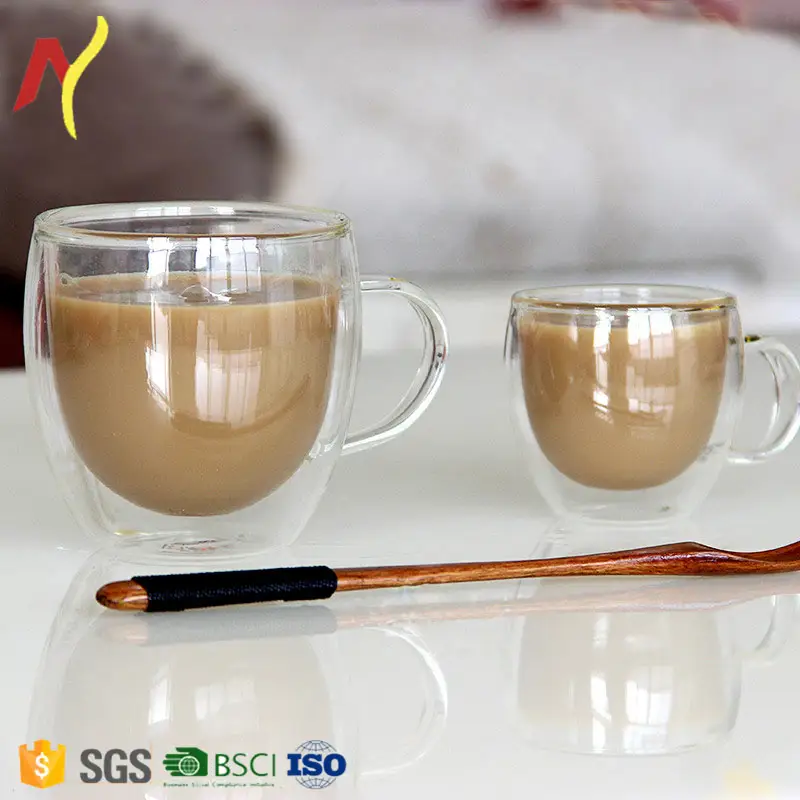 Стеклянная чашка для кофе или чая с двойными стенками и ручкой