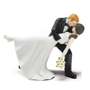 ケーキのためのロマンチックなディップダンス花嫁と花婿のカップルの置物