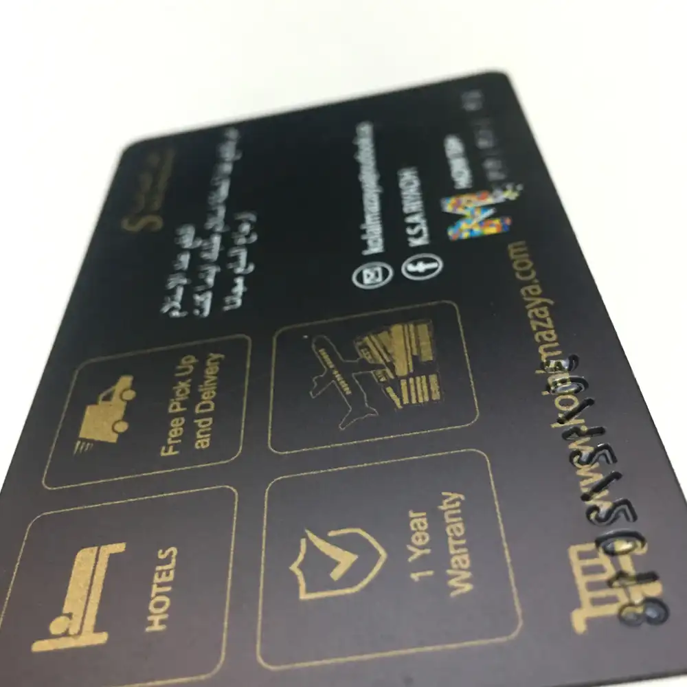บัตรพีวีซีสีดำที่มีการพิมพ์หมึกทองพิเศษสีเต็มรูปแบบการพิมพ์มันวาวออฟเซต999.9บัตรเล่นทองบัตรบาร์โค้ดพีวีซี