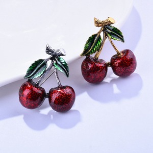 Broche de cereza de fruta roja con hoja verde esmaltada de aleación para mujer, joyería de moda con iniciales de KM-23 - Product Image 6