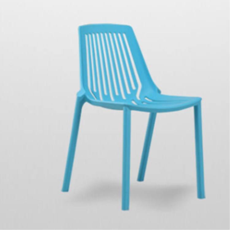 Sedia blu all'aperto in plastica ristorante