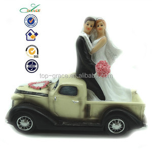Día <span class=keywords><strong>de</strong></span> san valentín romántico casado regalo <span class=keywords><strong>de</strong></span> boda <span class=keywords><strong>de</strong></span> resina figura pareja en el coche - Product Image 1