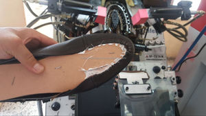 Machine de coudre les boutures de chaussures QF-737A(MA) de haute qualité avec fonction de cimentage automatique, équipement de fabrication de chaussures avec composant moteur essentiel - Product Image 5