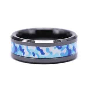 Top Sell 2023 Afgeschuinde Randen Zwart Wolfraam Band Met Blauwe Militaire Camo Inlay Ring