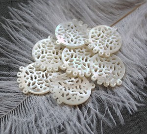 Deliziosa Scultura Vintage Traforata in Madreperla Nera e Conchiglia di Abalone per Spilla in Argento, Fermaglio per Capelli, Ciondolo - Product Image 3