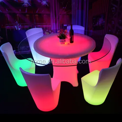 Moderne en plastique restaurant tables rondes et chaises avec éclairage