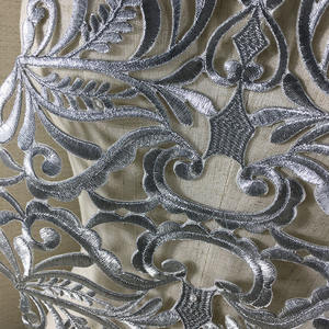 تطريز ذهبي على شكل زخرفة ملتوية معدنية من تصميم المصممين - Product Image 2