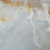Prix des dalles de marbre onyx blanc naturel très demandées pour la conception de projets de luxe